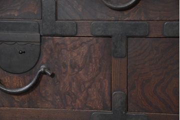 和製アンティーク　三方欅(ケヤキ)材　素晴らしい杢目の帳場箪笥サイドボード(収納棚、戸棚、時代箪笥、和タンス、収納箪笥、ローボード、テレビ台、テレビボード、サイドボード)(R-082624)