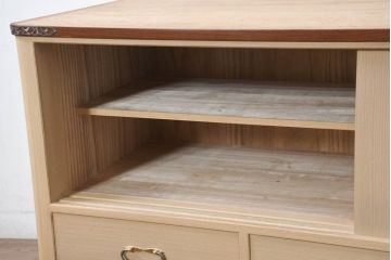 中古　美品　桑材のアクセントと金具が上品な桐箪笥・上段(桐たんす、収納箪笥、和タンス、収納棚、戸棚、ローボード、テレビボード、TVボード、テレビ台、TV台)(R-082626)