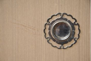 中古　美品　桑材のアクセントと金具が上品な桐箪笥・上段(桐たんす、収納箪笥、和タンス、収納棚、戸棚、ローボード、テレビボード、TVボード、テレビ台、TV台)(R-082626)