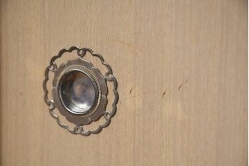 中古　美品　桑材のアクセントと金具が上品な桐箪笥・上段(桐たんす、収納箪笥、和タンス、収納棚、戸棚、ローボード、テレビボード、TVボード、テレビ台、TV台)(R-082626)