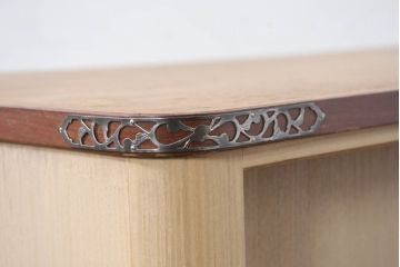 中古　美品　桑材のアクセントと金具が上品な桐箪笥・上段(桐たんす、収納箪笥、和タンス、収納棚、戸棚、ローボード、テレビボード、TVボード、テレビ台、TV台)(R-082626)