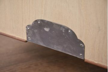 中古　美品　桑材のアクセントと金具が上品な桐箪笥・上段(桐たんす、収納箪笥、和タンス、収納棚、戸棚、ローボード、テレビボード、TVボード、テレビ台、TV台)(R-082626)
