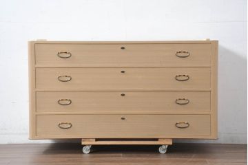 中古　美品　桑材のアクセントと金具が上品な桐箪笥・中段(桐たんす、衣装箪笥、収納箪笥、和タンス、サイドボード、サイドチェスト、ローチェスト、引き出し)(R-082627)