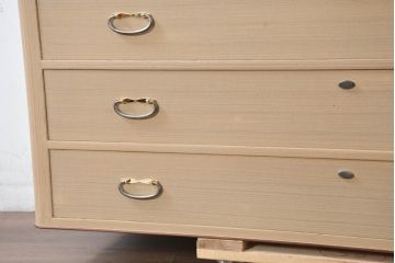 中古　美品　桑材のアクセントと金具が上品な桐箪笥・中段(桐たんす、衣装箪笥、収納箪笥、和タンス、サイドボード、サイドチェスト、ローチェスト、引き出し)(R-082627)