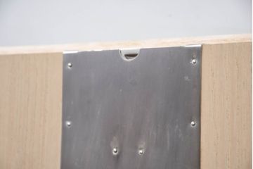 中古　美品　桑材のアクセントと金具が上品な桐箪笥・中段(桐たんす、衣装箪笥、収納箪笥、和タンス、サイドボード、サイドチェスト、ローチェスト、引き出し)(R-082627)