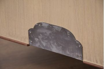 中古　美品　桑材のアクセントと金具が上品な桐箪笥・中段(桐たんす、衣装箪笥、収納箪笥、和タンス、サイドボード、サイドチェスト、ローチェスト、引き出し)(R-082627)