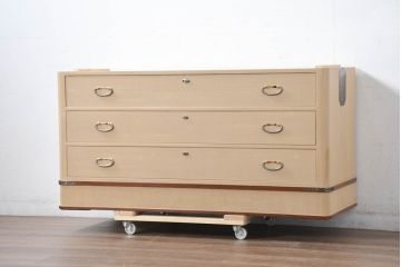 中古　美品　桑材のアクセントと金具が上品な桐箪笥・下段(桐たんす、衣装箪笥、収納箪笥、和タンス、ローチェスト、引き出し)(R-082628)