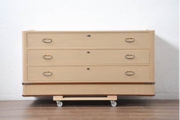 中古　美品　桑材のアクセントと金具が上品な桐箪笥・下段(桐たんす、衣装箪笥、収納箪笥、和タンス、ローチェスト、引き出し)(R-082628)