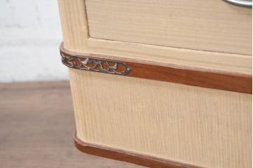 中古　美品　桑材のアクセントと金具が上品な桐箪笥・下段(桐たんす、衣装箪笥、収納箪笥、和タンス、ローチェスト、引き出し)(R-082628)