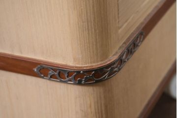 中古　美品　桑材のアクセントと金具が上品な桐箪笥・下段(桐たんす、衣装箪笥、収納箪笥、和タンス、ローチェスト、引き出し)(R-082628)