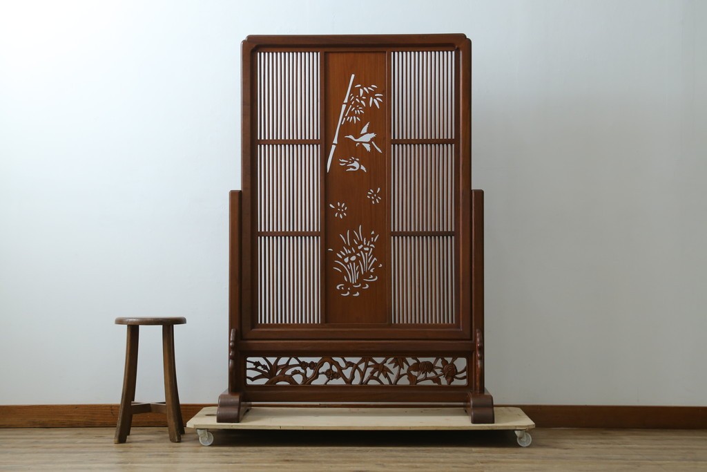 和製ビンテージ　花梨(カリン)材　透かし彫り　彫刻入り　竹梅・花鳥図　緻密な彫刻が施された美しい衝立て　(R-082631)
