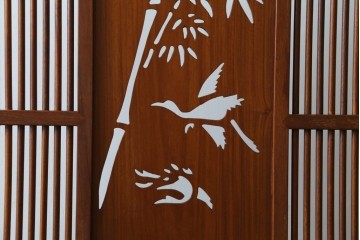 和製ビンテージ　花梨(カリン)材　透かし彫り　彫刻入り　竹梅・花鳥図　緻密な彫刻が施された美しい衝立て　(R-082631)