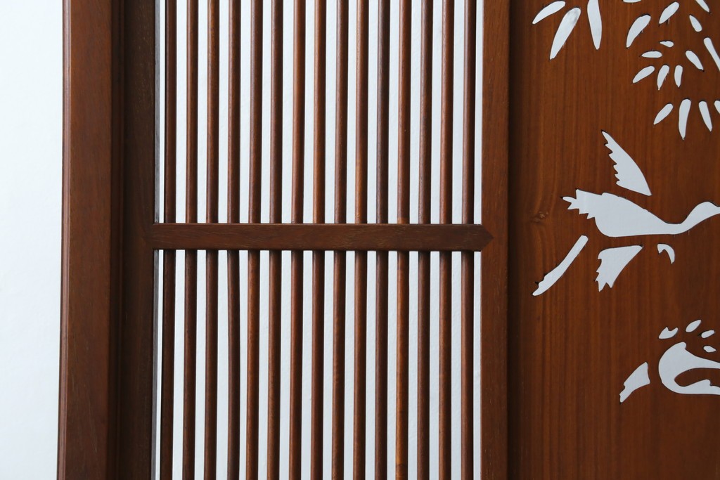 和製ビンテージ　花梨(カリン)材　透かし彫り　彫刻入り　竹梅・花鳥図　緻密な彫刻が施された美しい衝立て　(R-082631)