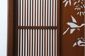 和製ビンテージ　花梨(カリン)材　透かし彫り　彫刻入り　竹梅・花鳥図　緻密な彫刻が施された美しい衝立て　(R-082631)