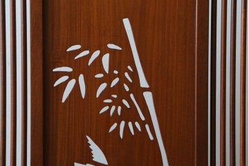 和製ビンテージ　花梨(カリン)材　透かし彫り　彫刻入り　竹梅・花鳥図　緻密な彫刻が施された美しい衝立て　(R-082631)