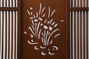 和製ビンテージ　花梨(カリン)材　透かし彫り　彫刻入り　竹梅・花鳥図　緻密な彫刻が施された美しい衝立て　(R-082631)