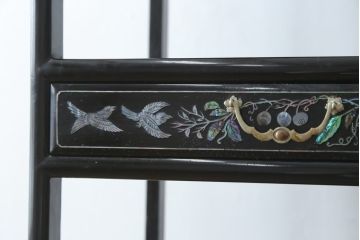 アジアンビンテージ　韓国製　螺鈿(ラデン)　繊細な螺鈿細工が目を引く華やかな飾り棚(陳列棚、収納棚、戸棚、キャビネット、ヴィンテージ)(R-082634)