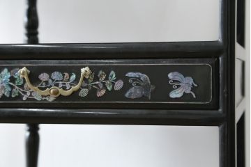 アジアンビンテージ　韓国製　螺鈿(ラデン)　繊細な螺鈿細工が目を引く華やかな飾り棚(陳列棚、収納棚、戸棚、キャビネット、ヴィンテージ)(R-082634)