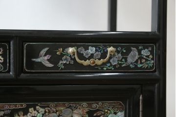 アジアンビンテージ　韓国製　螺鈿(ラデン)　繊細な螺鈿細工が目を引く華やかな飾り棚(陳列棚、収納棚、戸棚、キャビネット、ヴィンテージ)(R-082634)