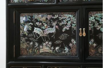 アジアンビンテージ　韓国製　螺鈿(ラデン)　繊細な螺鈿細工が目を引く華やかな飾り棚(陳列棚、収納棚、戸棚、キャビネット、ヴィンテージ)(R-082634)