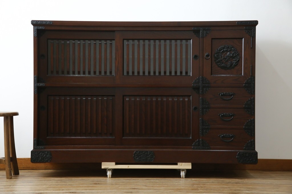 中古　寿楽　欅(ケヤキ)材　隠し付き　存在感のある金具付きの民芸箪笥　(R-082635)