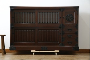 中古　寿楽　欅(ケヤキ)材　隠し付き　存在感のある金具付きの民芸箪笥　(R-082635)