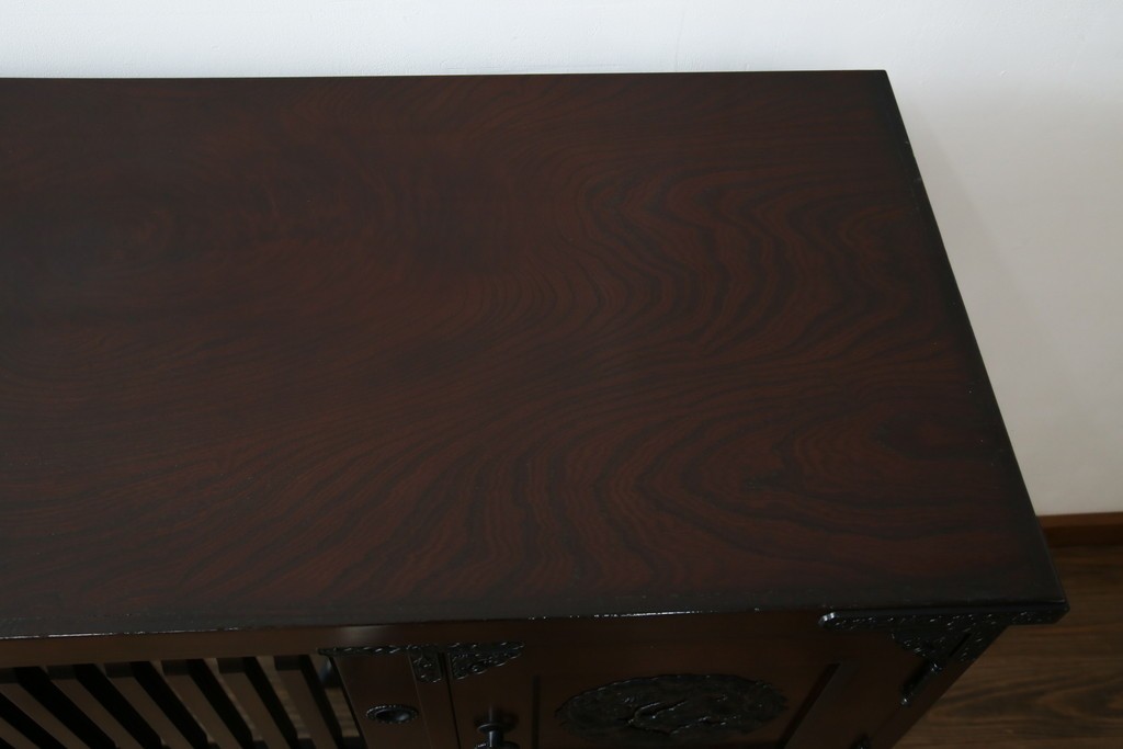 中古　寿楽　欅(ケヤキ)材　隠し付き　存在感のある金具付きの民芸箪笥　(R-082635)