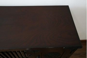 中古　寿楽　欅(ケヤキ)材　隠し付き　存在感のある金具付きの民芸箪笥　(R-082635)