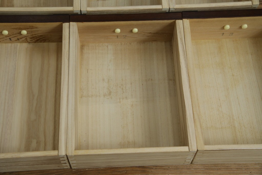 中古　寿楽　欅(ケヤキ)材　隠し付き　存在感のある金具付きの民芸箪笥　(R-082635)