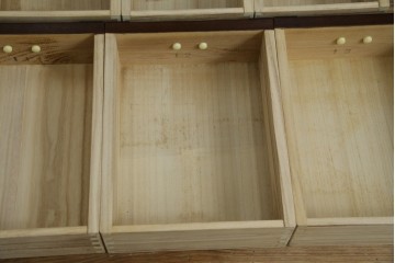 中古　寿楽　欅(ケヤキ)材　隠し付き　存在感のある金具付きの民芸箪笥　(R-082635)