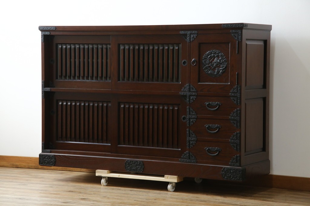 中古　寿楽　欅(ケヤキ)材　隠し付き　存在感のある金具付きの民芸箪笥　(R-082635)