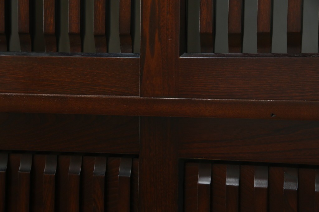 中古　寿楽　欅(ケヤキ)材　隠し付き　存在感のある金具付きの民芸箪笥　(R-082635)