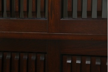 中古　寿楽　欅(ケヤキ)材　隠し付き　存在感のある金具付きの民芸箪笥　(R-082635)