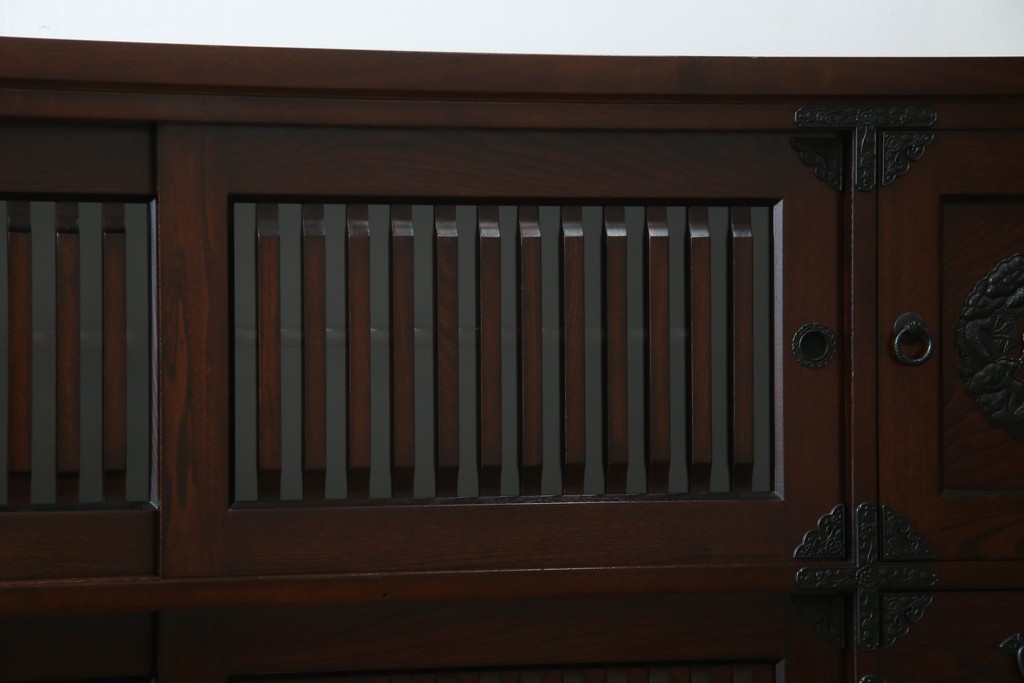 中古　寿楽　欅(ケヤキ)材　隠し付き　存在感のある金具付きの民芸箪笥　(R-082635)