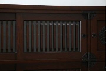 中古　寿楽　欅(ケヤキ)材　隠し付き　存在感のある金具付きの民芸箪笥　(R-082635)