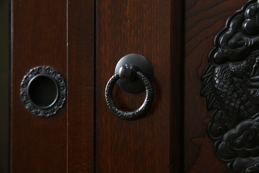 中古　寿楽　欅(ケヤキ)材　隠し付き　存在感のある金具付きの民芸箪笥　(R-082635)