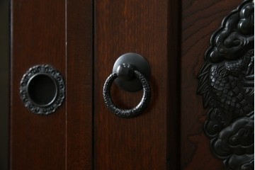 中古　寿楽　欅(ケヤキ)材　隠し付き　存在感のある金具付きの民芸箪笥　(R-082635)