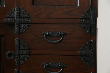 中古　寿楽　欅(ケヤキ)材　隠し付き　存在感のある金具付きの民芸箪笥　(R-082635)