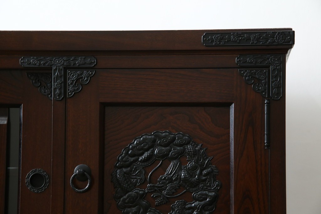 中古　寿楽　欅(ケヤキ)材　隠し付き　存在感のある金具付きの民芸箪笥　(R-082635)