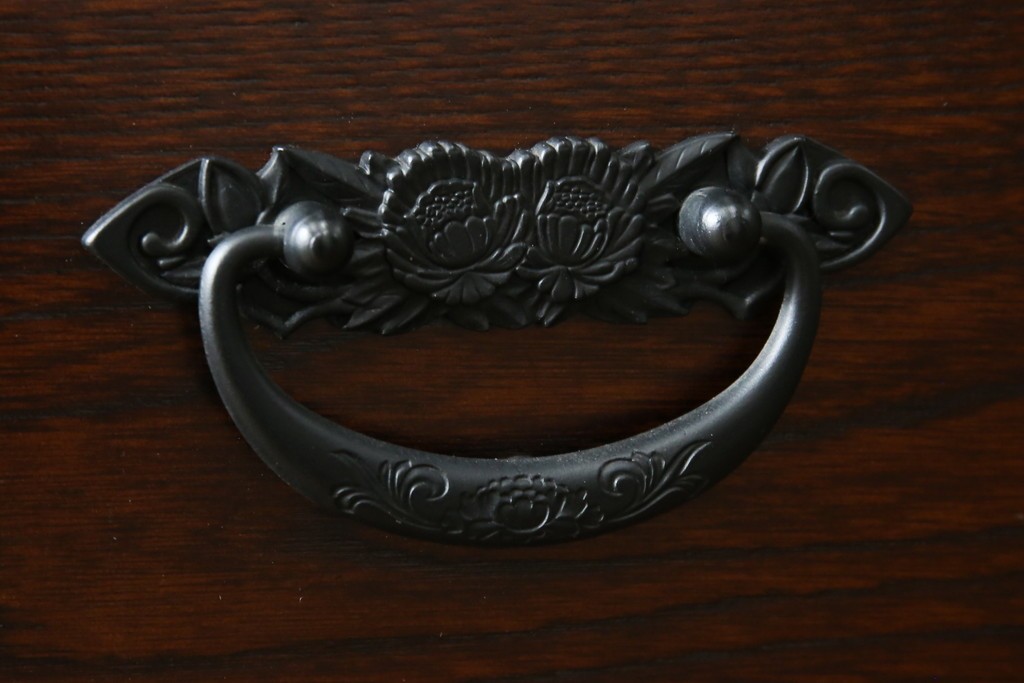 中古　寿楽　欅(ケヤキ)材　隠し付き　存在感のある金具付きの民芸箪笥　(R-082635)