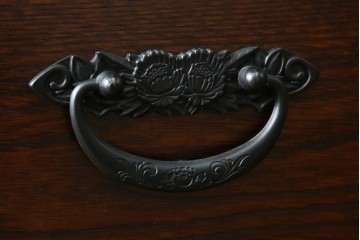 中古　寿楽　欅(ケヤキ)材　隠し付き　存在感のある金具付きの民芸箪笥　(R-082635)