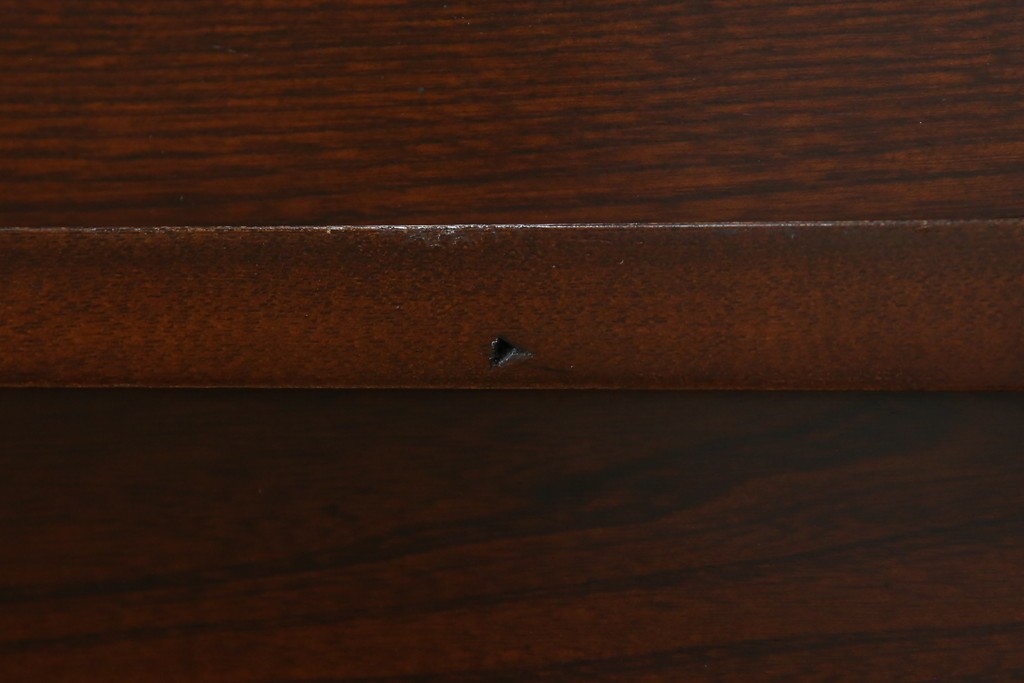 中古　寿楽　欅(ケヤキ)材　隠し付き　存在感のある金具付きの民芸箪笥　(R-082635)