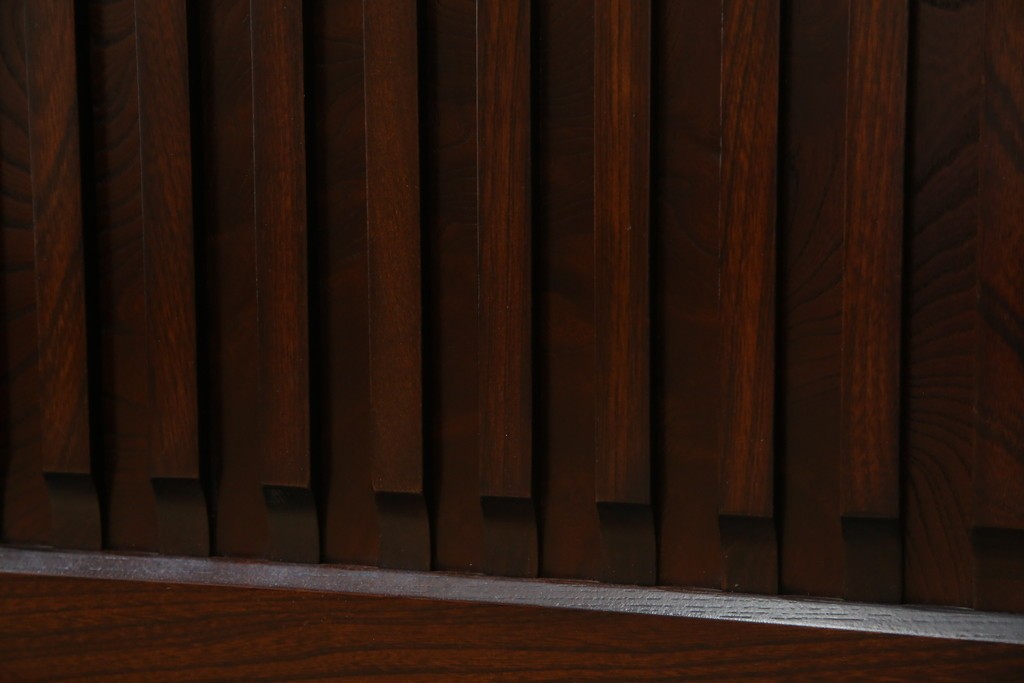 中古　寿楽　欅(ケヤキ)材　隠し付き　存在感のある金具付きの民芸箪笥　(R-082635)