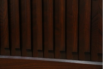 中古　寿楽　欅(ケヤキ)材　隠し付き　存在感のある金具付きの民芸箪笥　(R-082635)