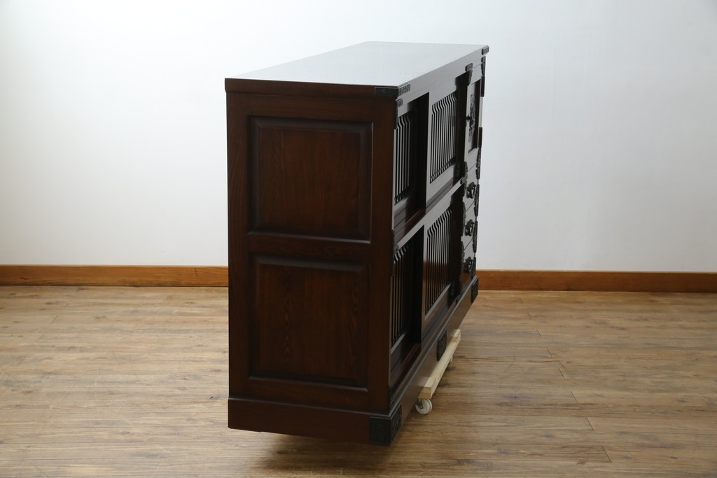 中古　寿楽　欅(ケヤキ)材　隠し付き　存在感のある金具付きの民芸箪笥　(R-082635)