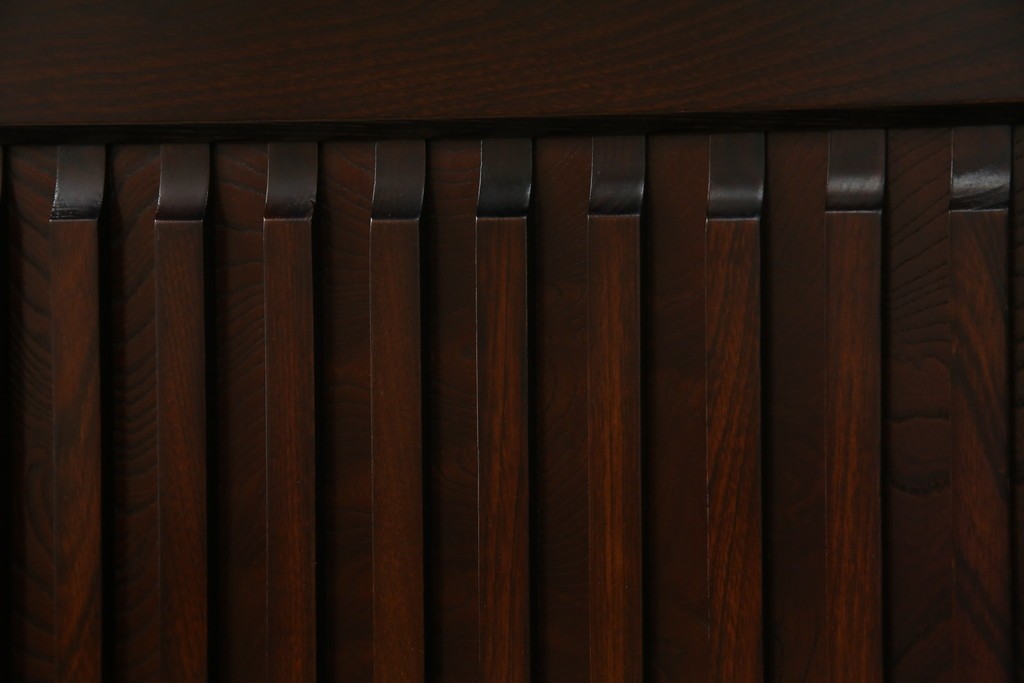 中古　寿楽　欅(ケヤキ)材　隠し付き　存在感のある金具付きの民芸箪笥　(R-082635)