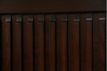 中古　寿楽　欅(ケヤキ)材　隠し付き　存在感のある金具付きの民芸箪笥　(R-082635)