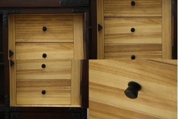 中古　寿楽　欅(ケヤキ)材　隠し付き　存在感のある金具付きの民芸箪笥　(R-082635)