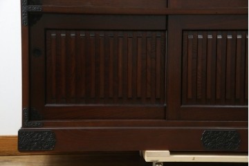 中古　寿楽　欅(ケヤキ)材　隠し付き　存在感のある金具付きの民芸箪笥　(R-082635)