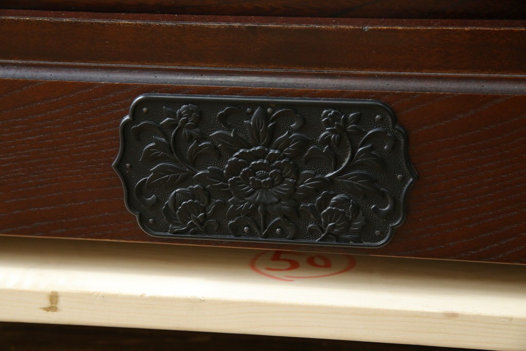 中古　寿楽　欅(ケヤキ)材　隠し付き　存在感のある金具付きの民芸箪笥　(R-082635)